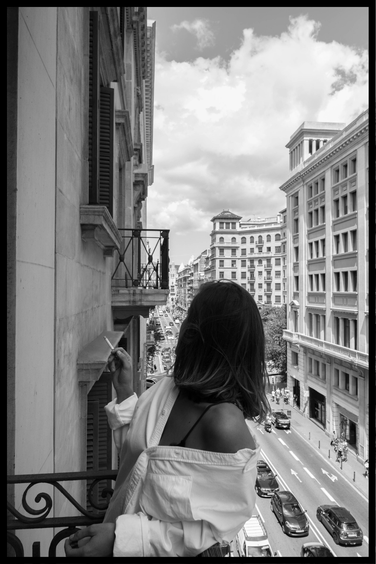 Ung kvinna på balkongen Affisch