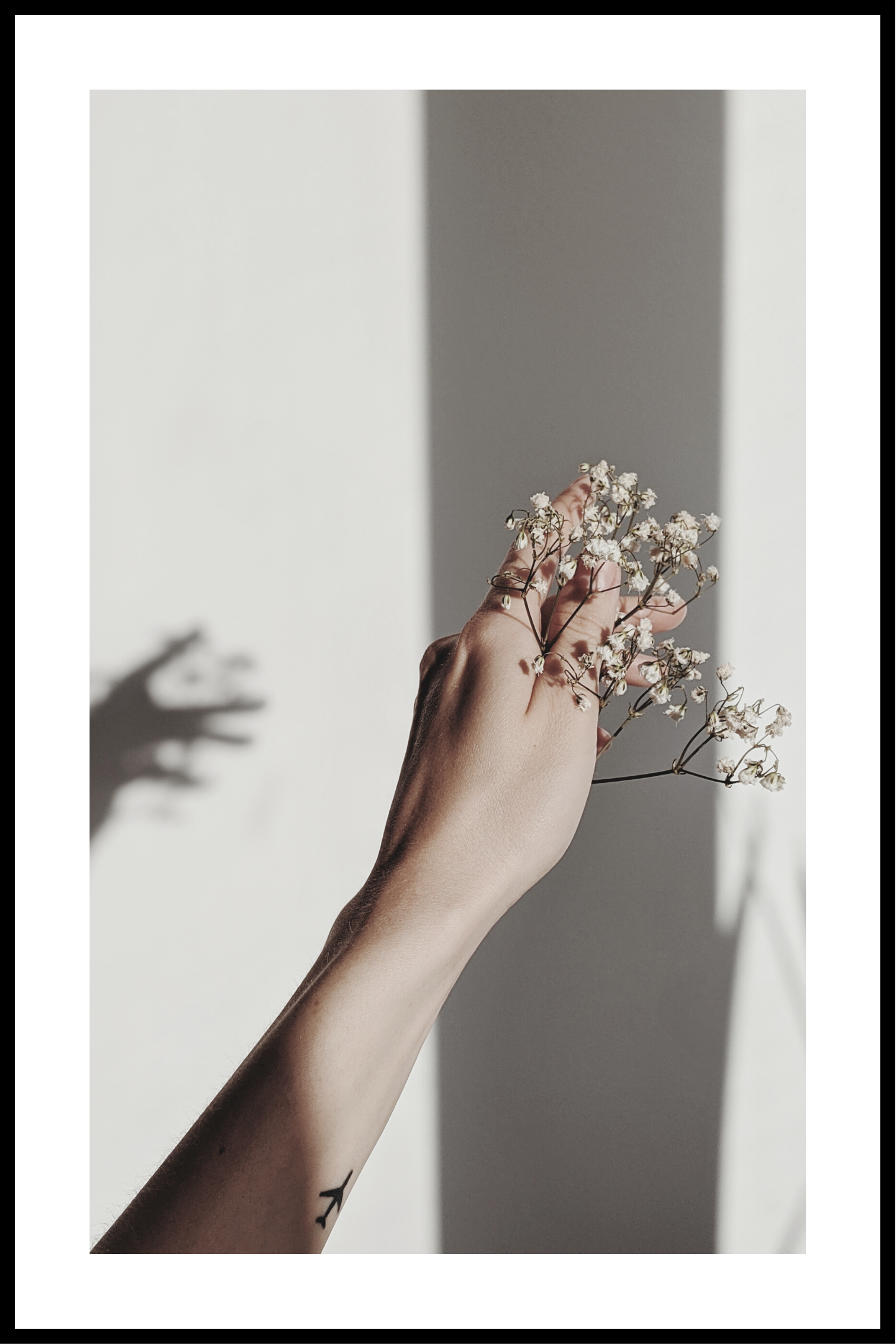 Hand med blomma affisch
